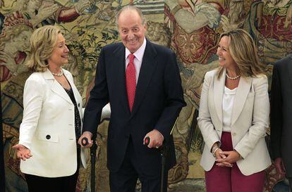 Don Juan Carlos, con muletas, recibe en junio de 2011 a la entonces secretaria de Estado norteamericana, Hillary Clinton, junto a la que era en ese momento ministra de Exteriores, Trinidad Jiménez, en el palacio de la Zarzuela de Madrid. El Rey había sido operado para colocarle una prótesis en la rodilla derecha.