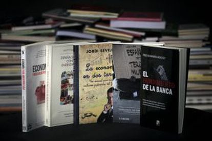 Periodistas, políticos y economistas comparten el interés por lo libros sobre la crisis.