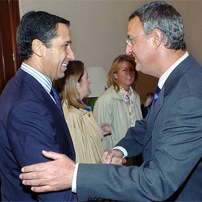 El portavoz del PP en el Congreso, Eduardo Zaplana (izquierda), saluda al ministro de Trabajo, Jesús Caldera.