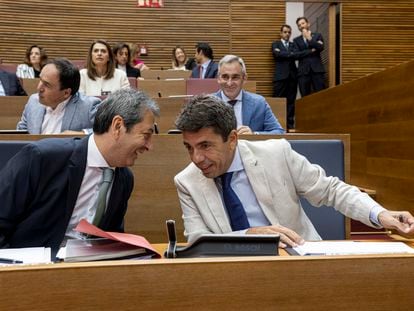 El presidente de la Generalitat, Carlos Mazón, conversa con el vicepresidente primero del Consell, Vicente Barrera, en las Cortes Valencianas.