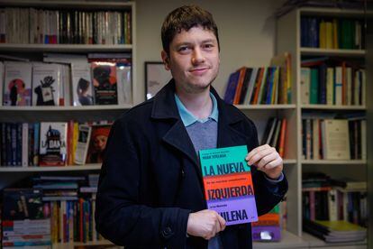 Noam Titelman junto a su libro 'La nueva izquierda chilena, de la marcha estudiantiles a la moneda'.

