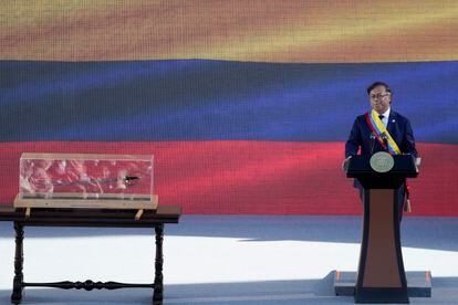 El presidente de Colombia, Gustavo Petro, con la espada de Bolívar en una urna a la derecha, pronuncia su discurso de investidura en la Plaza Bolívar de Bogotá, el 7 de agosto de 2022.