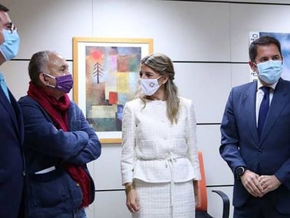 De izquierda a derecha: Antonio Garamendi, Pepe Álvarez, Yolanda Díaz, Gerardo Cuerva y Unai Sordo.