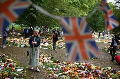 Una mujer mira las flores depositadas en homenaje a Isabel II en Green Park de Londres, el jueves.