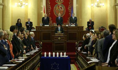 Margallo (derecha), García Escudero y Méndez de Vigo presiden en el Senado el acto por el día del Holocausto.