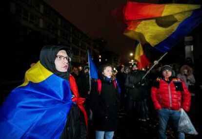 Estudiantes protestan, este domingo en Chisinau, por la elección de Igor Dodón.