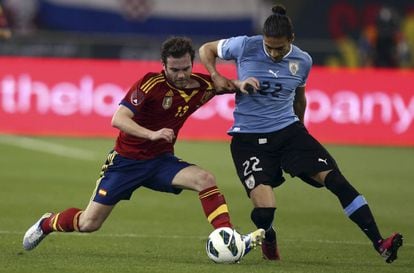 Juan Mata pelea el balón con Martin Cáceres.