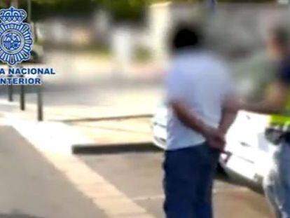 Francisco José G. C., de 38 años, con camiseta blanca, custodiado por un policía.