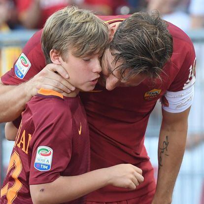 "Esta semana he leído todo lo que me habeís escrito y he llorado todos los días, como un loco". ha dicho Totti en la carta que leyó a la afición de la Roma. 