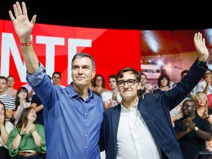 El presidente del Gobierno, Pedro Sánchez, acompañado por el primer secretario del PSC, Salvador Illa, en un acto de campaña en Barcelona, el 16 de julio.