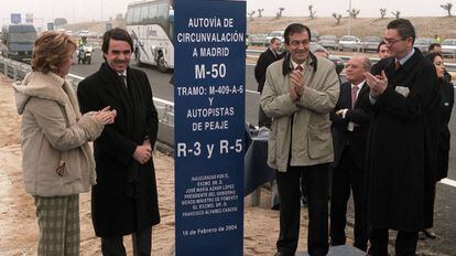 Esperanza Aguirre, José María Aznar, Francisco Álvarez Cascos y Alberto Ruiz-Gallardón, en la inauguración de las radiales R-3 y R-5, en febrero de 2004.