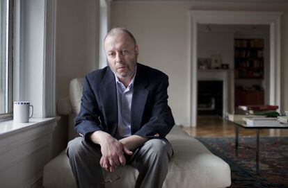 Christopher Hitchens, periodista y polemista británico-estadounidense, en su casa.