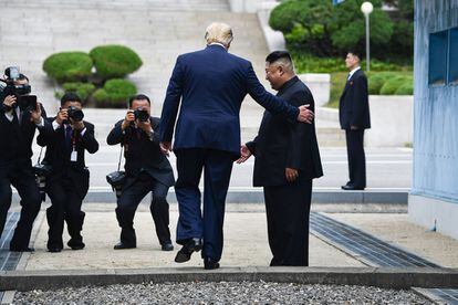 El presidente de EE UU, Donald Trump, cruza la frontera de Corea del Norte junto al líder Kim Jong-un, el 30 de junio de 2019. Trump se ha convertido en el primer presidente estadounidense en pisar suelo norcoreano.