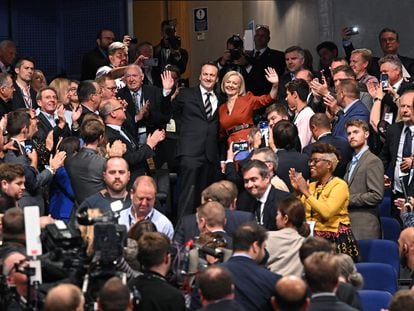 Liz Truss y su marido, Hugh O'Leary, el miércoles en la clausura del congreso anual del Partido Conservador, en Birmingham.