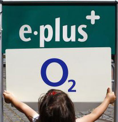 Logotipos de E-Plus y O2, marca comercial de Telef&oacute;nica en Alemania.