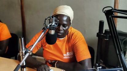 Una radio comunitaria de Kenia, en una imagen de 2021 de ONU Mujeres.