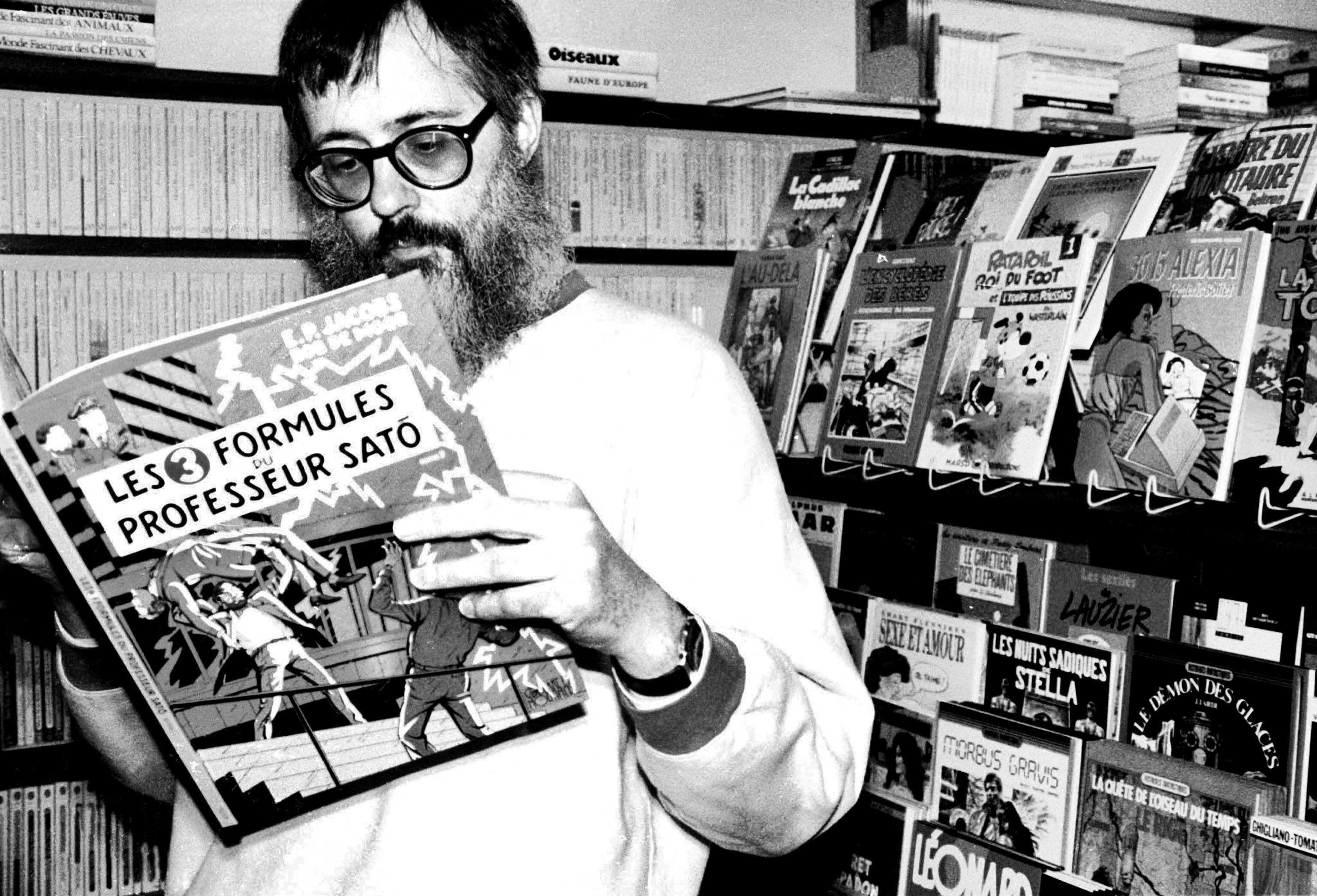 Un hombre lee un cómic de Edgar Pierre Jacobs en 1992.