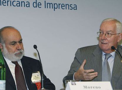 El director de la Real Academia Española de la Lengua, Víctor García de la Concha (derecha), junto al director de la Academia Mexicana de la Lengua, José Moreno de Alba