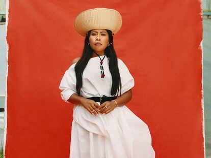 Yalitza Aparicio lleva vestido de JULIETA Y RENATA, sombrero de BELRIO y pendientes, anillos y pulsera 
Clash de CARTIER.