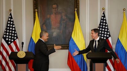 Iván Duque y Antony Blinken se saludan durante una declaración conjunta desde la Casa de Nariño, en Bogotá.