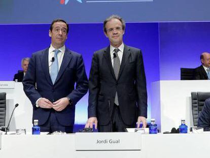 El presidente de CaixaBank, Jordi Gual (d), acompa&ntilde;ado por el consejero delegado, Gonzalo Cort&aacute;zar.