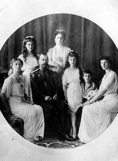 Nicolás II con su familia. María, segunda por la izquierda. Alexis, segundo por la derecha.