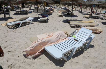 En la imagen, varios cuerpos cubiertos con mantas en la playa de Túnez atacada.