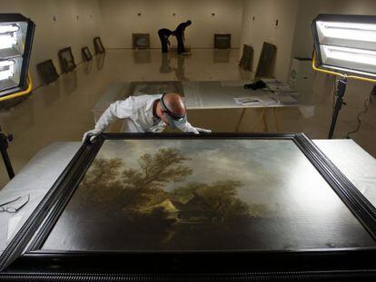 Un t&eacute;cnico supervisa el desembalaje de una obra en el Thyssen.