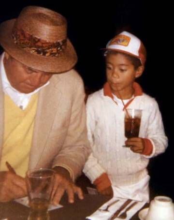 Sam Snead firma un autógrafo a un joven Tiger Woods, de seis años, en 1982.