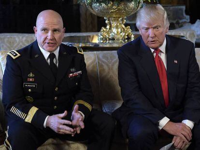 Donald Trump y H.R. McMaster, a su izquierda, este lunes en Florida.