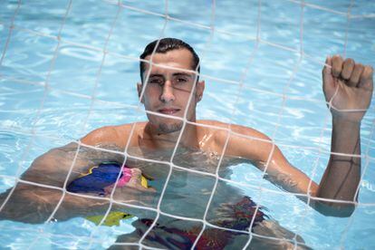 Unai Aguirre en la piscina abierta del CAR de Sant Cugat.