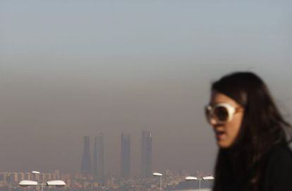 Madrid se acerca a la Navidad con cielos despejados y contaminación, como se aprecia en la foto, tomada hoy desde la vecina localidad de Pozuelo.