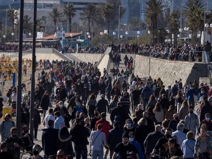 Los paseos de la playa de la Mar Bella de Barcelona, este domingo, a tope de gente paseando.