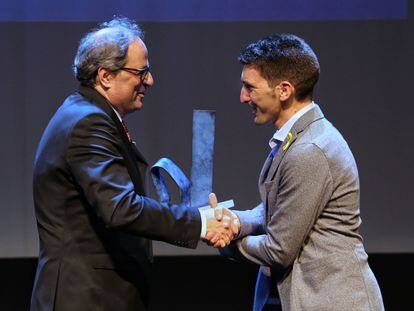 El presidente de la Generalitat, Quim Torra, y el epidemiólogo Oriol Mitjà en la entrega en 2018 del premio Català de l'Any.