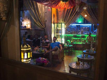 Clientes fumando en una cachimba en un bar de Granada. 