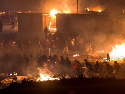 Migrantes evacuados del campamento, esta misma noche.