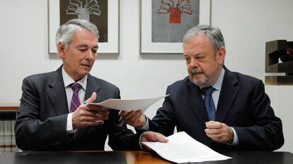 Antón Damborenea y Pedro Azpiazu, este lunes durante la firma del acuerdo presupuestario.