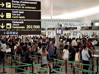 Colas habituales en el Prat, este viernes por la mañana.