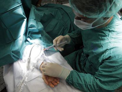 Intervención de túnel carpiano en el Hospital Gregorio Marañon, en Madrid.