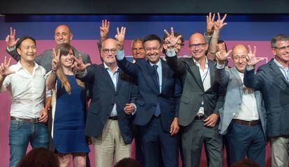 Josep Mar&iacute;a Bartomeu y su equipo posan anoche tras conocerse los resultados de las elecciones.