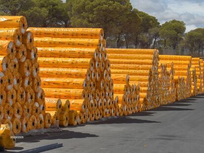 Exterior de las instalaciones de Geotexan, donde se almacenan los rollos de tejido sint&eacute;tico para las distintas aplicaciones, listos para llegar al mercado de la obra p&uacute;blica.