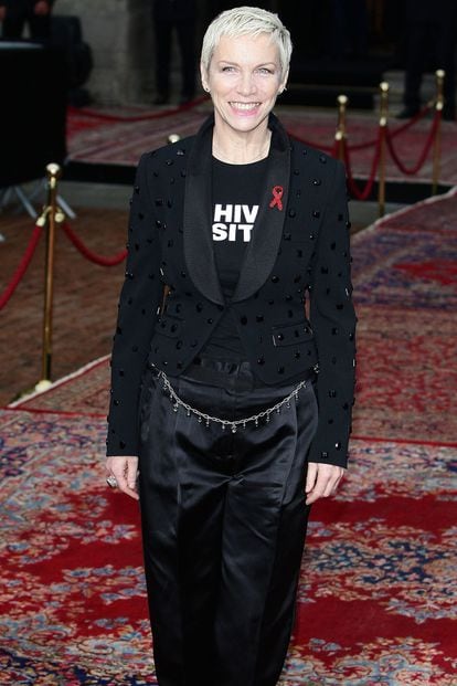 Annie Lennox tiene 56 años y es una mujer irrepetible. Ni siquiera su hija Tali ha conseguido heredar su estilo. El cabello muy corto, casi siempre platino, es una de sus señas de identidad, al igual que el look masculino. Sin pretenderlo, sigue siendo una de las mujeres más misteriosamente hermosas del mundo.