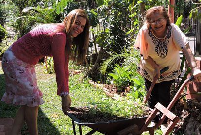 Vista Trasera De Una Mujer Señalando Pañales Para Adultos