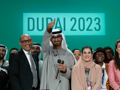 Sultan al Jaber y varios participantes en la COP28 posan al finalizar la cumbre.