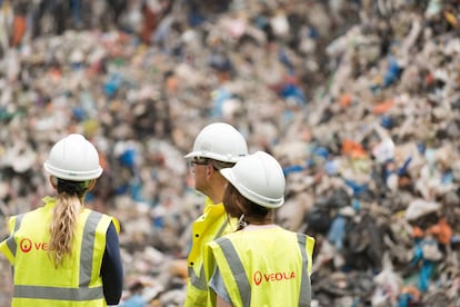 Reciclar los residuos plásticos y darles una segunda vida forma parte de las estrategias para salvar el planeta.  Veolia, grupo experto en este ámbito, cuenta con dos plantas en España dedicado a estos menesteres.