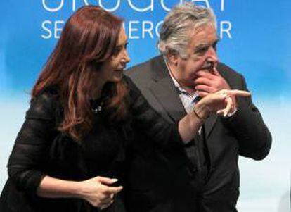En la imagen, la presidenta de Argentina, Cristina Fernández, y su homólogo de Uruguay José Mujica. EFE/Archivo
