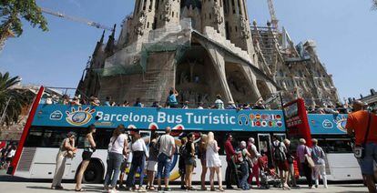 Autob&uacute;s tur&iacute;stico ante la Sagrada Familia de Barcelona.