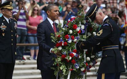 Barack Obama deposita la corona de flores ante la Tumba del Soldado Desconocido.