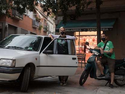 Cristina y Carles, propietarios de dos vehículos sin etiqueta ambiental, que se ven afectados por la entrada en vigor de la norma