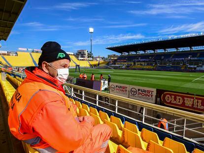 Un hombre con una mascarilla en el estadio Ennio Tardini, ante del Parma-SPAL.